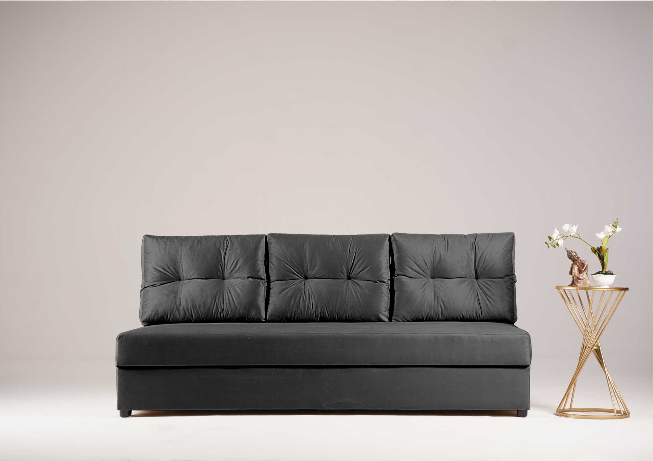 Grafitowa sofa z pikowanymi poduszkami